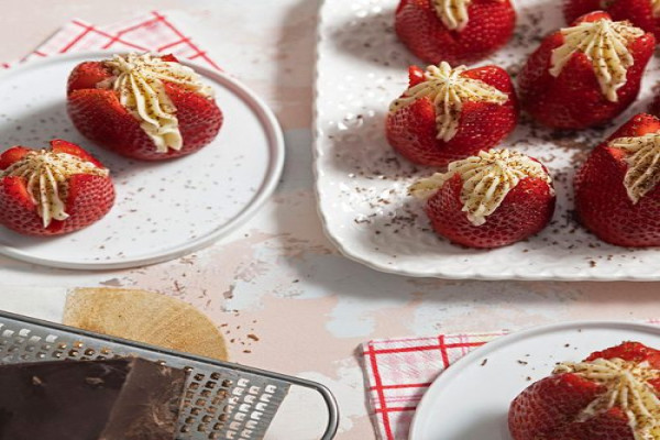 Cheesecake Stuffed Strawberries